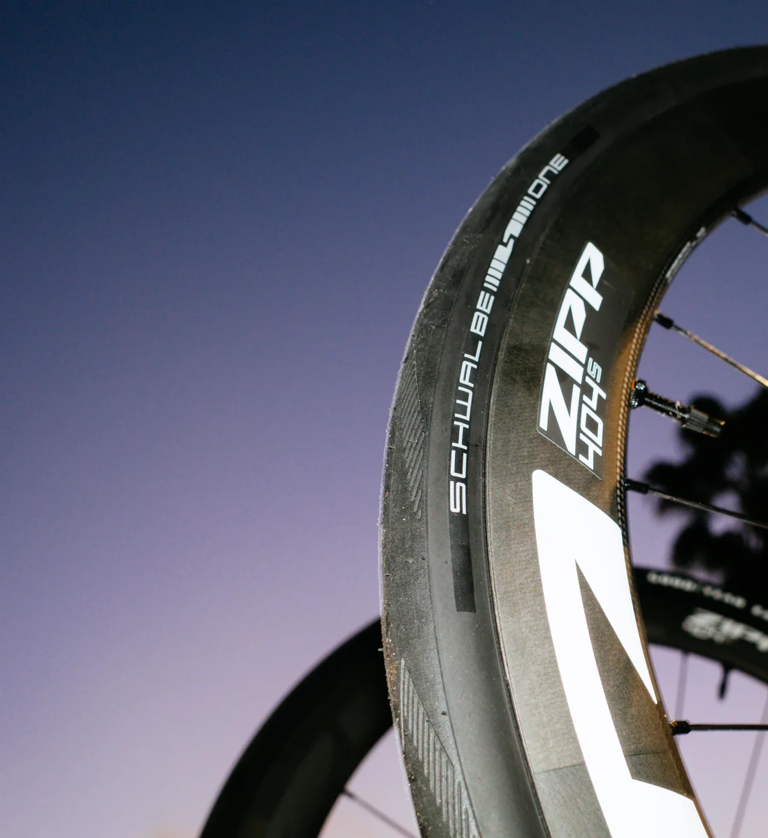 Roda Dianteira ZIPP 404 S A1 Tubeless Ready (Center Lock) Preto/Branco - Image 5